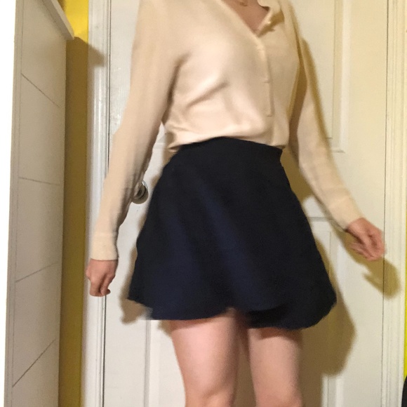 Flowy skirt. Do not wear on windy days! - Picture 4 of 5